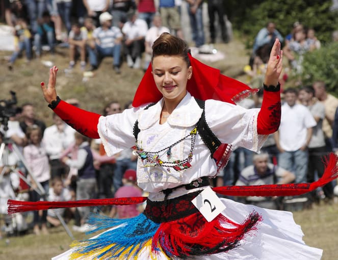 רקדנית בלבוש מסורתי אלבניה בחבל הבלקן