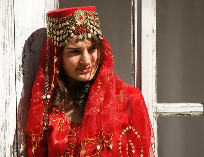 אישה בלבוש מסורתי באזרבייג'ן